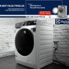 Máy giặt Electrolux màu trắng đặt trong phòng có tường gạch trắng, hiện đại, phù hợp cho các khách hàng tìm mua máy giặt Electrolux Uy tín tại Nguyễn Dương.