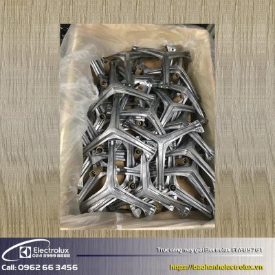 Lực lượng giá đỡ kim loại, phụ kiện máy giặt Electrolux, linh kiện thay thế cho thiết bị điện lạnh. Sản phẩm chất lượng cao, phù hợp lắp đặt và sửa chữa các dòng máy giặt Electrolux.